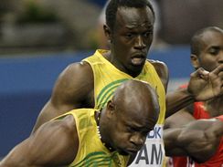 Usain Bolt (vpravo) pedv Asafovi Powellovi