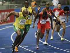 Jamajsk zlato ze tafety: Usain Bolt pedv kolk Asafa Powellovi