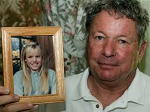 edestilet Carl Probyn dr fotku sv nevlastn dcery Jaycee Dugardov (27. srpna 2009) 