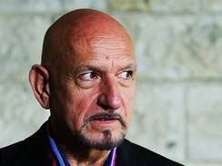 Ben Kingsley pi prask nvtv, pi n jeho manelka a Daniela Lavenderov inkovala ve Shakespearov Snu noci svatojnskm