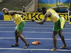 tafeta na 4x100m: Asafa Powell, Usain Bolt, Michael Frater a Steve Mullings (zleva)