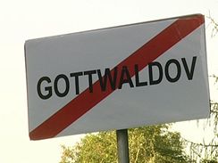 Neznámý vandal pelepil znaky a cedule Zlína komunistickým názvem Gottwaldov