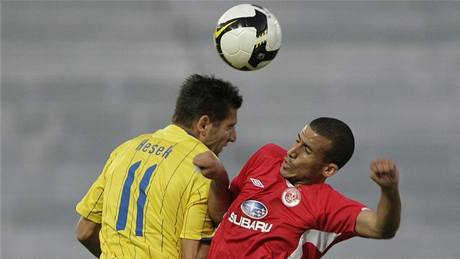 Hapoel Tel Aviv - Teplice, domácí Avihay Yadin  (vpravo) a Andrej Hesek.