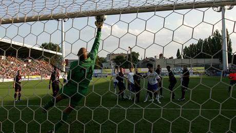 Olomouc - Everton. Hostující branká Tim Howard vyráí stelu z pímého kopu.