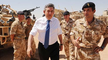 Britský premiér Gordon Brown mezi vojáky v provincii Hílmand (29. srpna 2009).