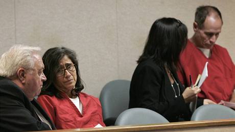 Phillip Garrido se svou enou Nancy (oba v erveném) u soudu, kde byli obalováni z 29 trestných in. (28.8.2009)