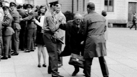 Srpen 1969. Neznámý mu pi potyce s písluníkem SNB na nádvoí Praského hradu.