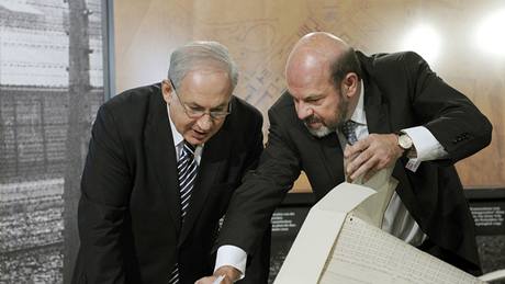 Izraelský premiér si prohlíí nákresy vyhlazovacího tábora v Osvtimi (27.8.2009)