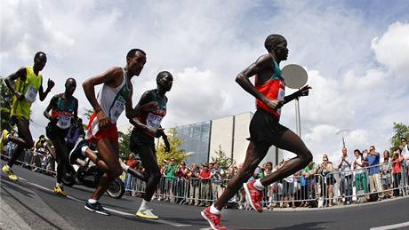 Zlatý medailista Abel Kirui v cíli maratonu u berlínské Braniborské brány