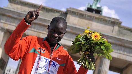 Zlatý medailista Abel Kirui v cíli maratonu u berlínské Braniborské brány