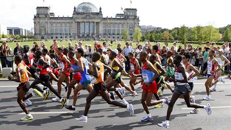 Zlatý medailista Abel Kirui v cíli maratonu u berlínské Braniborské brány