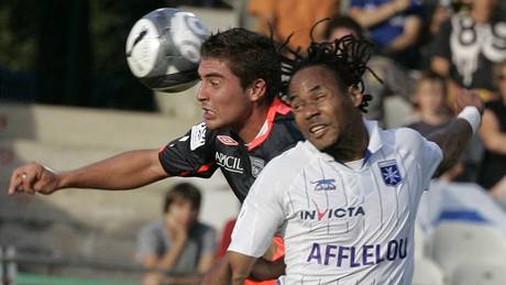 Auxerre - Lyon: Roy Contout (vpravo) v souboji s Anthonym Mournierem