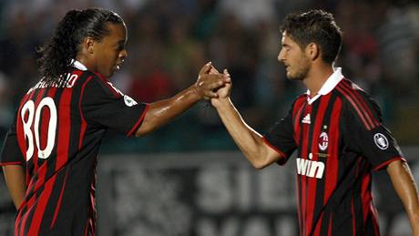 Fotbalisté Ronaldinho (vlevo) a Pato z AC Milán se radují z gólu