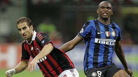 Stelci Samuelu Eto'ovi (vpravo) se daí i v barvách Interu Milán, pesto se s Barcelonou dohaduje o dalí peníze.