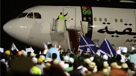 Dav lidí vítal na letiti Midrahího po jeho návratu do Libye (20. srpna 2009)
