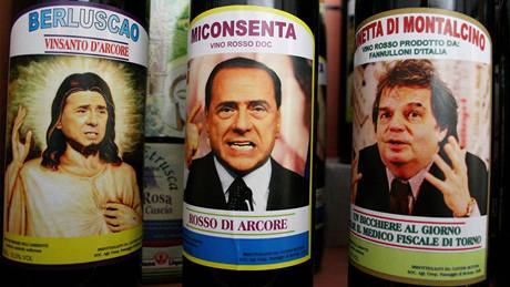 Oblíbené Berlusconiho úsloví "Mi consenta" (dovolte mi) se tlue s jeho iny. Zde je vtipn pojmenovaná lahev "rudého z Arcore", podle jednoho z jeho sídel. 