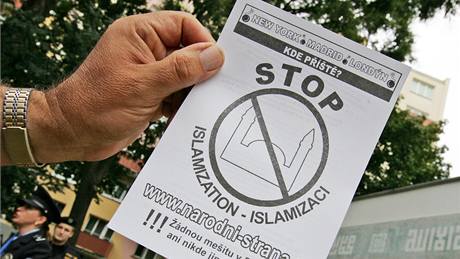 Stoupenci národní strany v Brn rozdávali letáky proti islamizaci. Selo se jich osm. (29. 8. 2009)