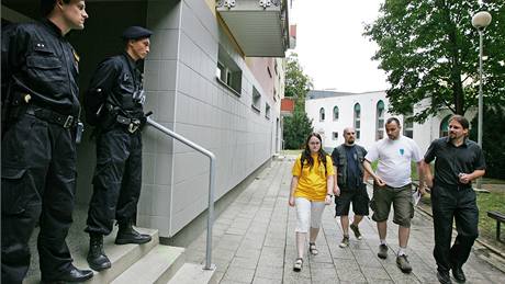 Stoupenci národní strany v Brn rozdávali letáky proti islamizaci. Selo se jich osm. (29. 8. 2009)