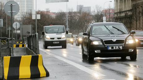 Legerova ulice v Praze - zábrany ji zúily o jeden pruh.