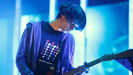 Kytarista Jonny Greenwood z Radiohead si na praský koncert oblékl triko s logem eského rozhlasu