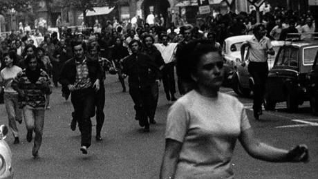 Odpoledne 21. srpna v ulici Na Píkopech: Veejná bezpenost a Lidové milice vytlaovaly protestující dále od bývalé proluky Myslbek (vpravo). Byla to taková petlaovaná, vzpomíná Milan Linhart.