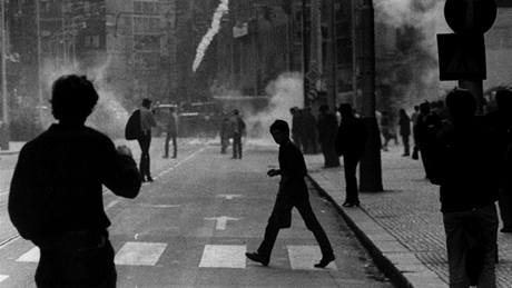 Odpoledne 21. srpna v ulici Na Píkopech: Veejná bezpenost a Lidové milice vytlaovaly protestující dále od bývalé proluky Myslbek (vpravo). Byla to taková petlaovaná, vzpomíná Milan Linhart.