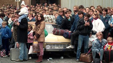 Východonmetí uprchlíci ekají ped nmeckou ambasádou v Praze na pevoz do tehdejího Západního Nmecka. (4. listopadu 1989)