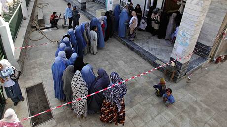 eny ekají ve front, aby mohly vhodit svj hlas do volební urny pi prezidentských volbách v Afghánistánu. (20. srpna 2009)