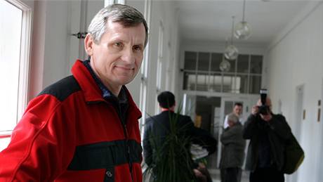 Jiří Čunek u Okresního soude v Přerově. (13. března 2009) Jiří Čunek u Okresního soude v Přerově. (13. března 2009)