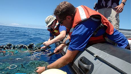 Oceánografové Matt Durham a Miriam Goldsteinová zkoumají ást gigantického fleku z odpadk v Tichém oceánu (11. srpna 2009)