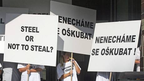 Drobní akcionái spolenosti ArcelorMittal Ostrava protestují ped zahájením valné hromady.