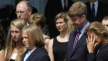 Rodina se s Kennedym rozlouila pi soukromé ceremonii v rodném sídle.  (27. srpna 2009)