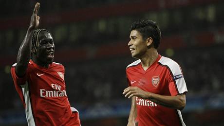 Eduardo da Silva (vpravo) z Arsenalu se raduje z gólu, vlevo spoluhrá Bacary Sagna.