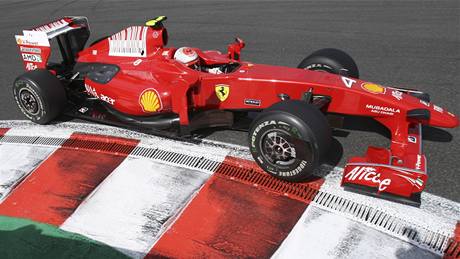 Kimi Räikkönen s vozem Ferrari pi tetím tréninku Velké ceny Belgie.