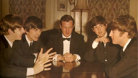 Manaer The Beatles Brian Epstein (uprosted) se svými svenci