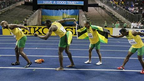 Jamajská tafeta dovádí. Asafa Powell, Usain Bolt, Michael Frater a Steve Mullings (zleva) po zlatém bhu na mistrovství svta v Berlín.