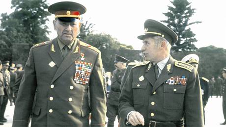 Martin Dzúr (vpravo) se na zaátku normalizace prochází s marálem Grekem na cviení. Tentý mu jej v roce 1968 spolu s Brenvem pochválil, kdy ministr slíbil, e eskoslovenská armáda nebude klást odpor. 