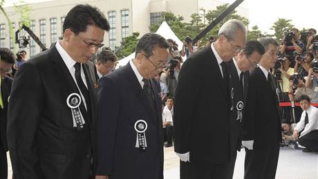 Severokorejská delegace v ele s tajemníkem ústedního výboru Korejské strany práce Kim Ki-namem pijela uctít památku bývalého jihokorejského prezidenta Kim Te-dunga  (21. srpna 2009) 