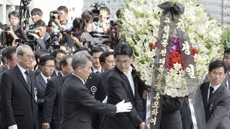 Severokorejská delegace vnovala památce Kim Te-dunga vnec se zdravicí Kim ong-ila (21. srpna 2009) 