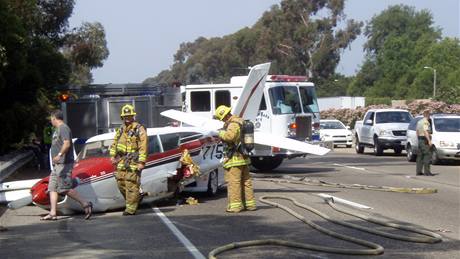 Letoun Piper Comache nouzov pistál uprosted dálnice poblí kalifornské Santa Barbary. (24. srpna 2009)