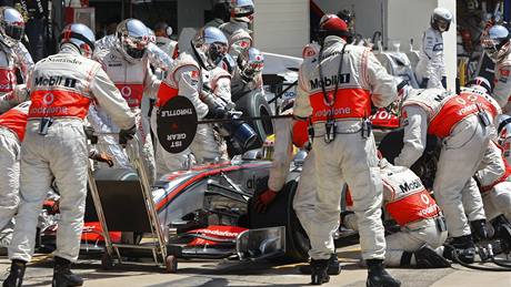 Lewis Hamilton z McLarenu v boxech