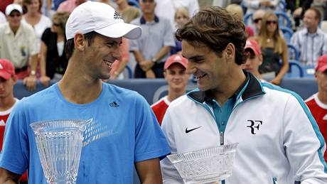 Novak Djokovi (vlevo) a Roger Federer