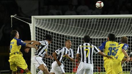 Juventus - Chievo: domácí Vincenzo Iaquinta (druhý zleva) skóruje