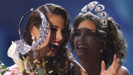Nová Miss Univerze Stefania Fernandezová (vlevo) pochází z Venezuely. Korunku jí nasadila její "kolegyn" Dayana Mendozová.