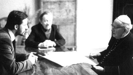 Frantiek Derfler (úpln vlevo), manelé Kratochvilovi, Josef Adámek, kardinál...