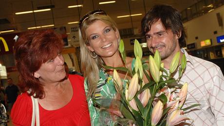 Iveta Lutovská s partnerem a maminkou po návratu z Baham 