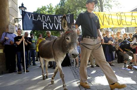 Vdci a jejich pznivci si na demonstraci pi pleitosti diskuse o budoucnosti esk vdy pivedli i ivho osla. (31. srpna 2009)