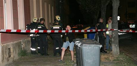 Policie uzavela a evakuovala dm v Plzni kvli nálezu trhavin a explozi v blízkosti domu.