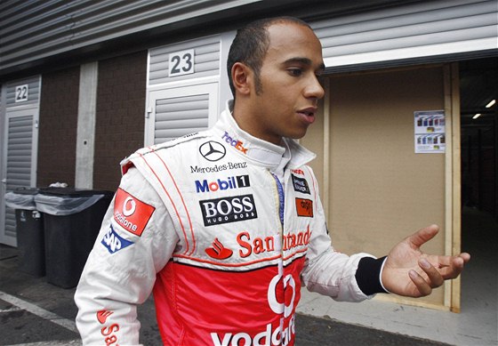 Velká cena Belgie: Lewis Hamilton míí do box po kolizi s Buttonem