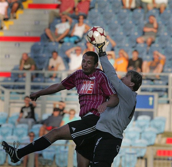 eské Budjovice - Ostrava: Jan Riegel (vlevo) a Vít Baránek ve vzduném souboji